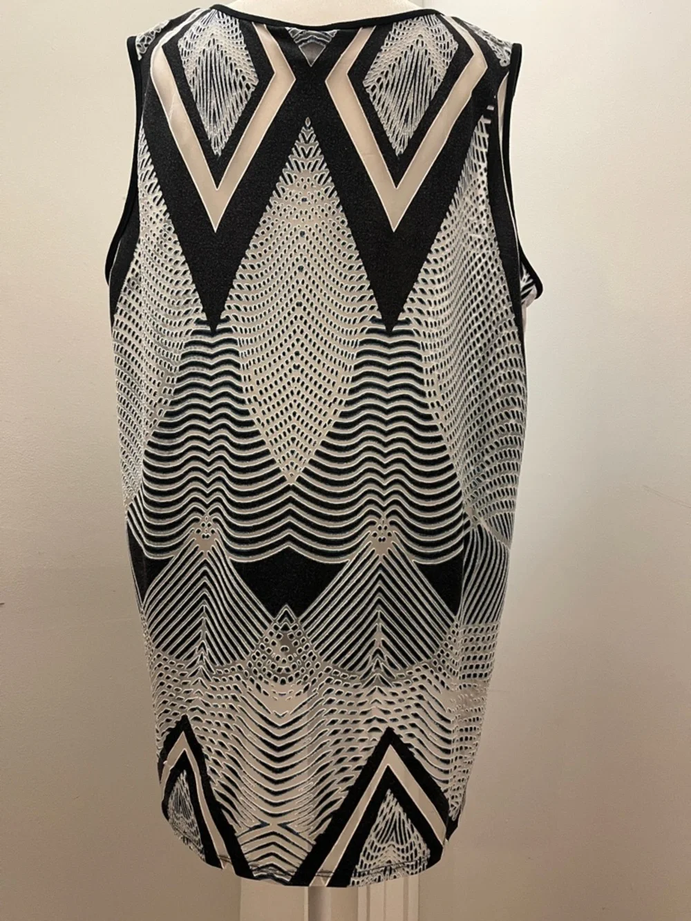 Worthington Black and White Geometric Scoop Neck Tank - Picture 2 of 6